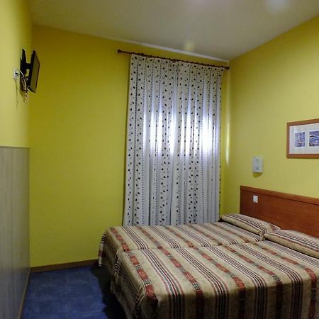 Hostal Los Claveles Torrejón de Ardoz Exteriör bild