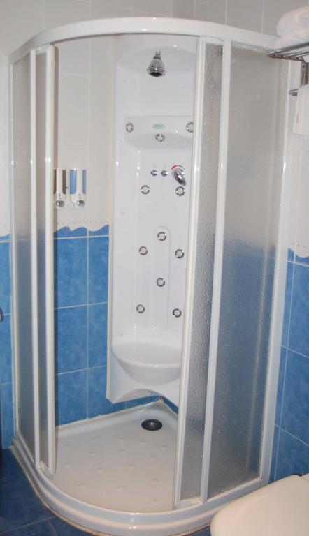 Hostal Los Claveles Torrejón de Ardoz Exteriör bild