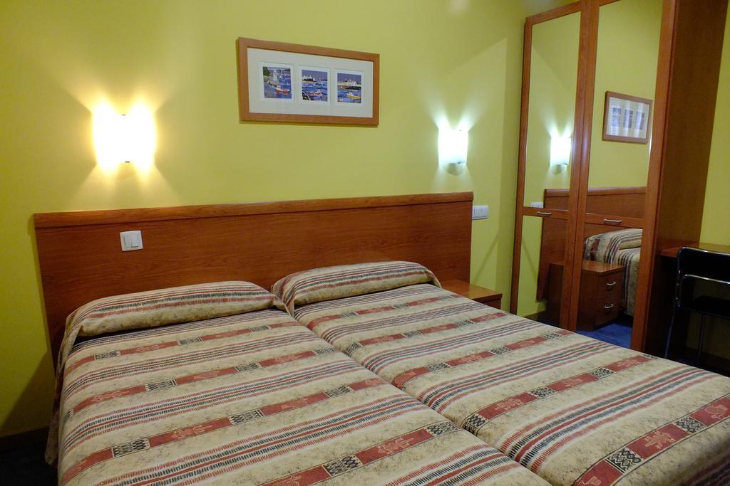Hostal Los Claveles Torrejón de Ardoz Exteriör bild