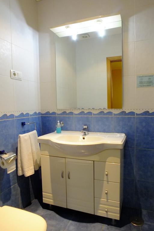 Hostal Los Claveles Torrejón de Ardoz Exteriör bild