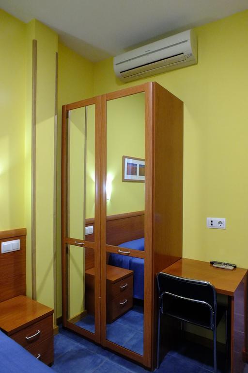Hostal Los Claveles Torrejón de Ardoz Exteriör bild
