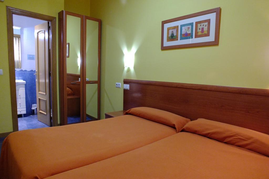 Hostal Los Claveles Torrejón de Ardoz Exteriör bild