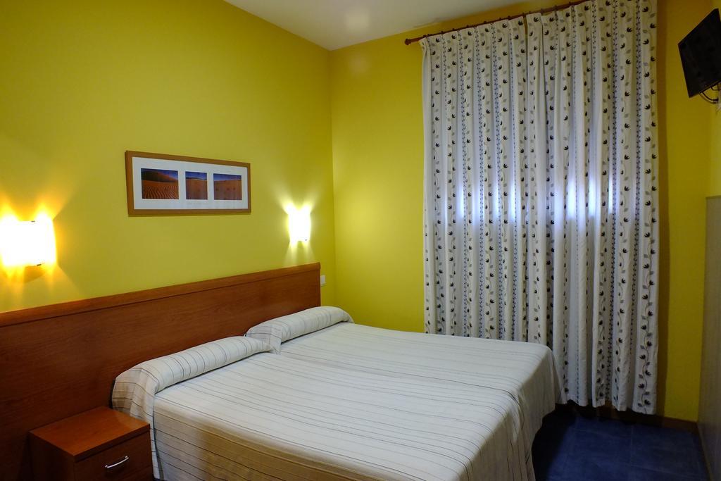 Hostal Los Claveles Torrejón de Ardoz Exteriör bild