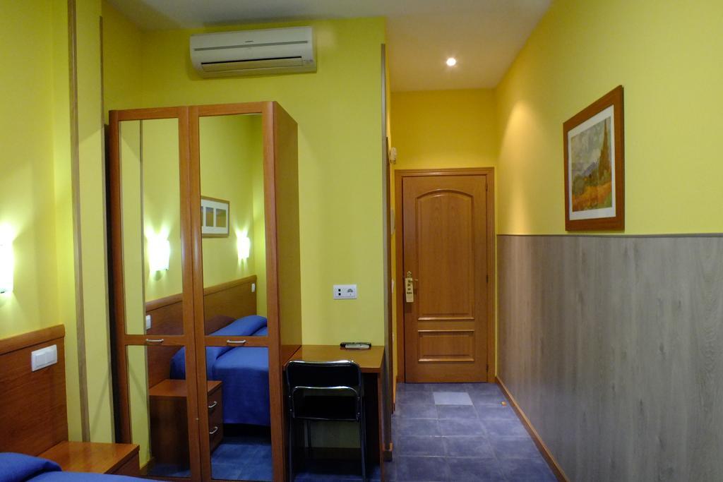 Hostal Los Claveles Torrejón de Ardoz Exteriör bild